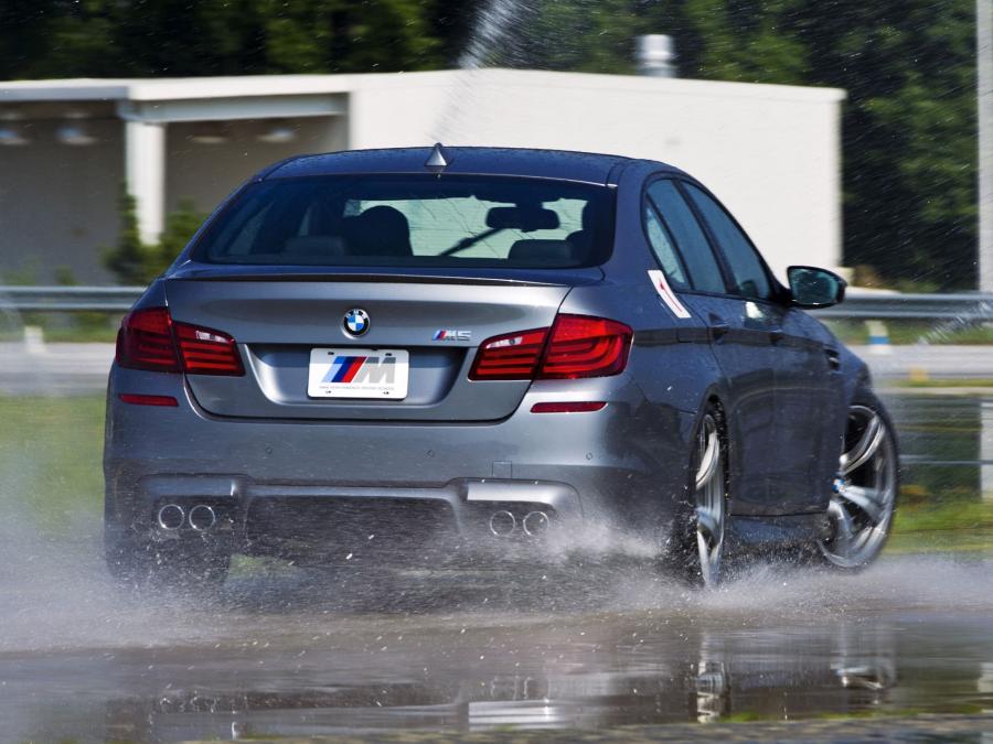 BMW M5 2011 года  (US) (фото 6 из 24)